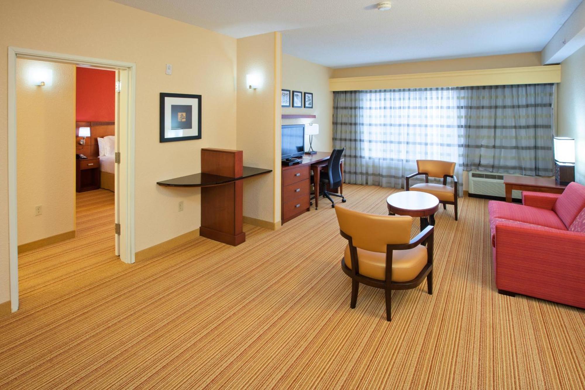 Courtyard Louisville Northeast Номер фото
